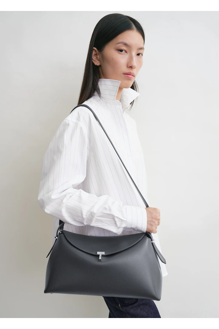 TOTEME 티-락 레더 탑 핸들 샤크의 샤크컬러 2번쨰 이미지입니다.