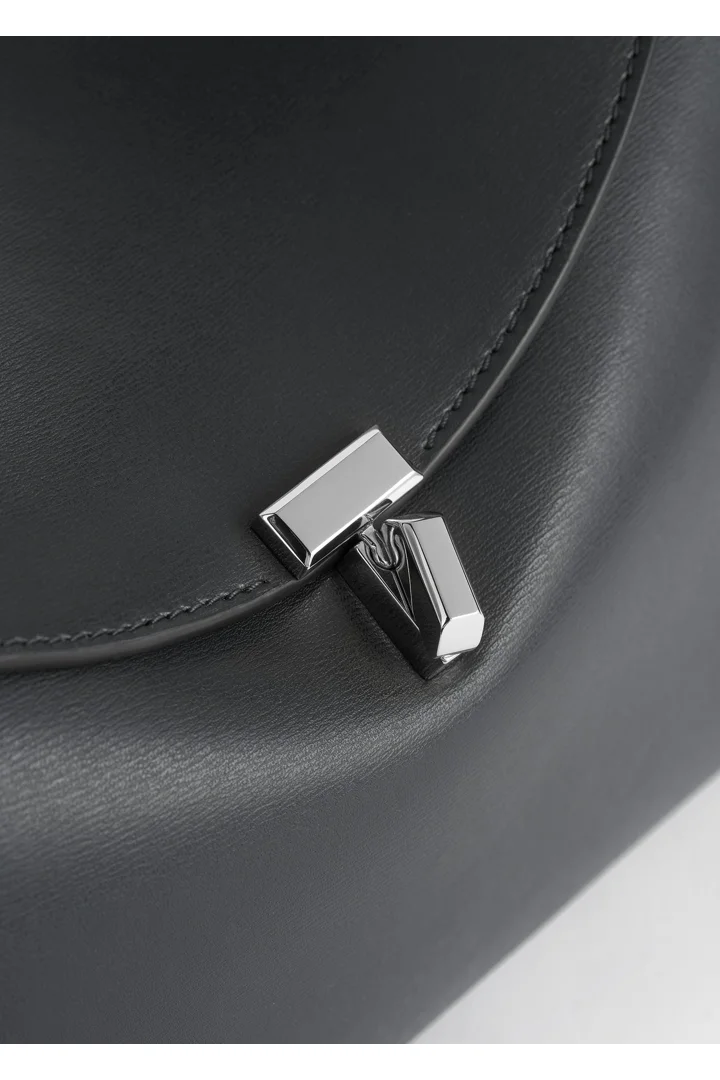 TOTEME 티-락 레더 탑 핸들 샤크의 샤크컬러 3번쨰 이미지입니다.