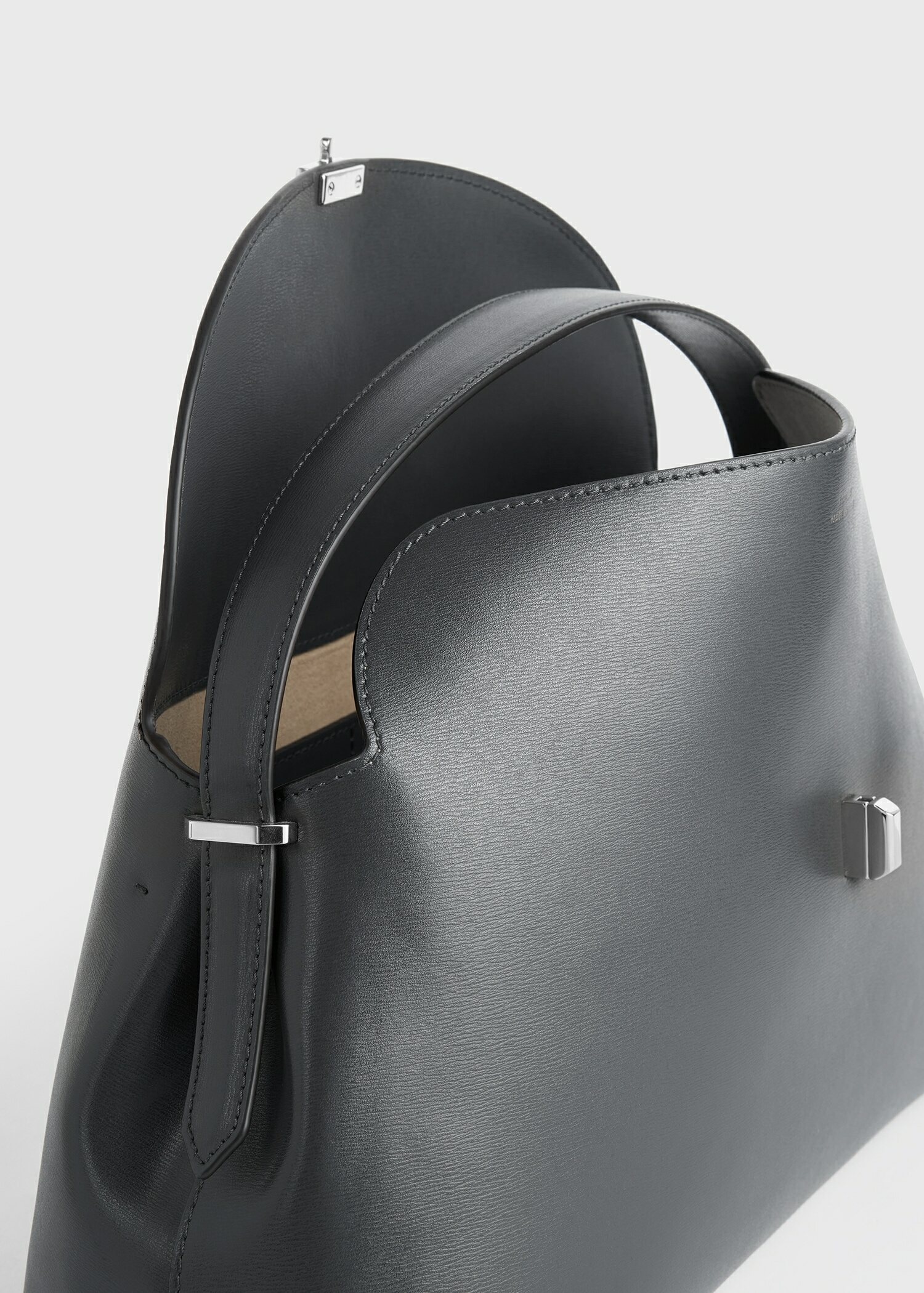 TOTEME 티-락 레더 탑 핸들 샤크의 샤크컬러 4번쨰 이미지입니다.