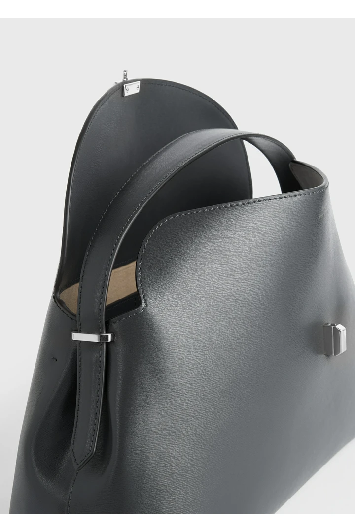 TOTEME 티-락 레더 탑 핸들 샤크의 샤크컬러 4번쨰 이미지입니다.