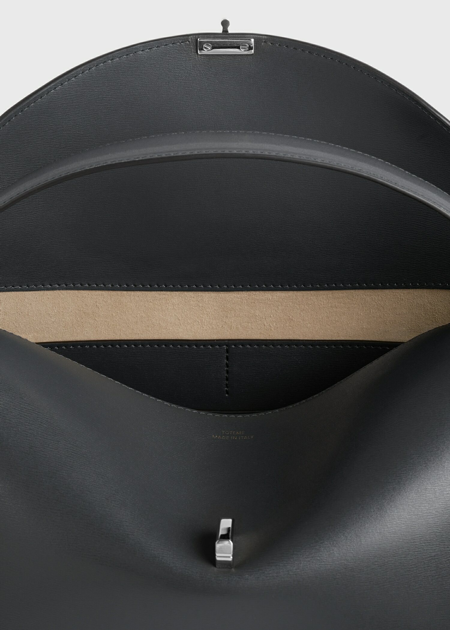 TOTEME 티-락 레더 탑 핸들 샤크의 샤크컬러 5번쨰 이미지입니다.