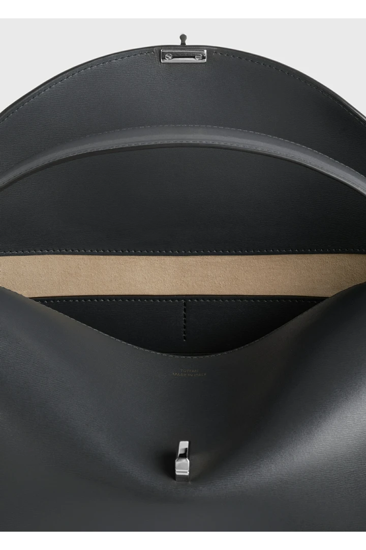 TOTEME 티-락 레더 탑 핸들 샤크의 샤크컬러 5번쨰 이미지입니다.