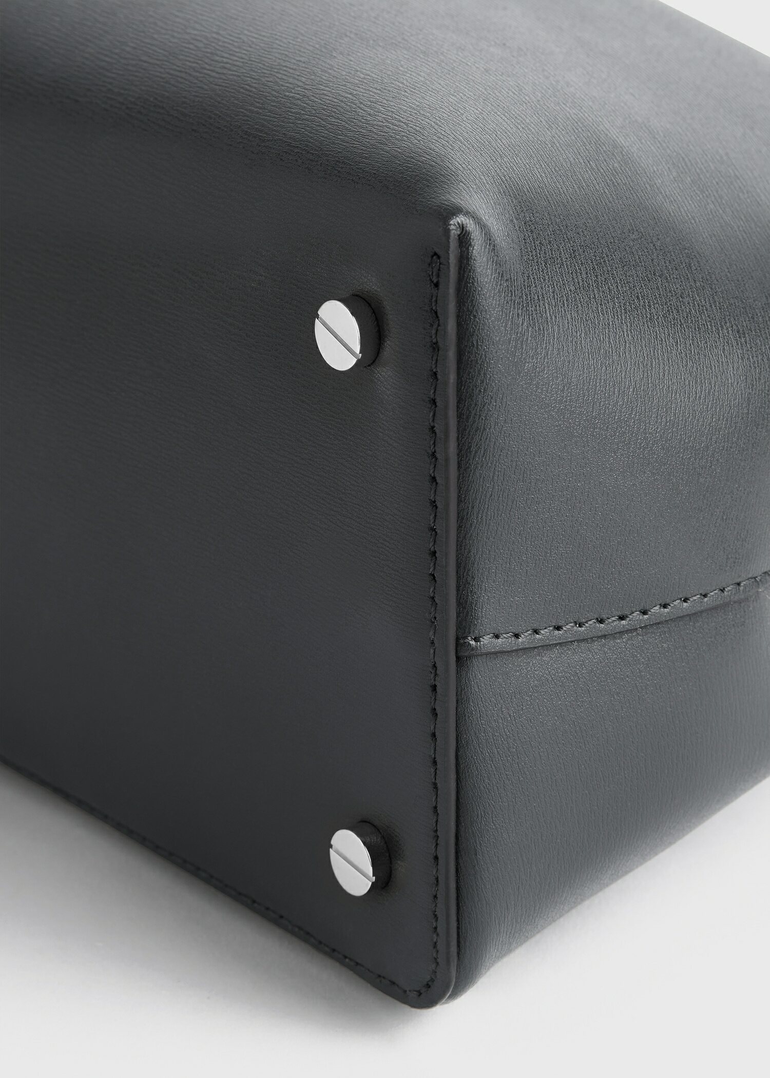 TOTEME 티-락 레더 탑 핸들 샤크의 샤크컬러 6번쨰 이미지입니다.