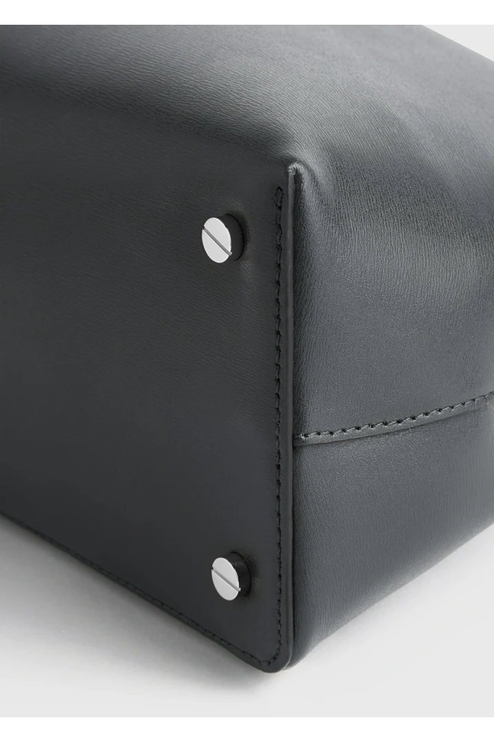 TOTEME 티-락 레더 탑 핸들 샤크의 샤크컬러 6번쨰 이미지입니다.