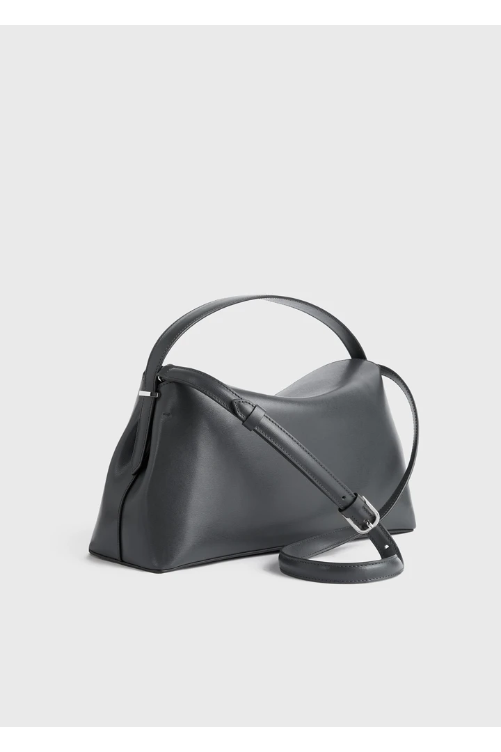 TOTEME 티-락 레더 탑 핸들 샤크의 샤크컬러 7번쨰 이미지입니다.