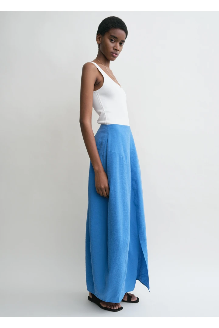 TOTEME 패러슈트 스커트 코발트의 코발트컬러 1번쨰 이미지입니다.