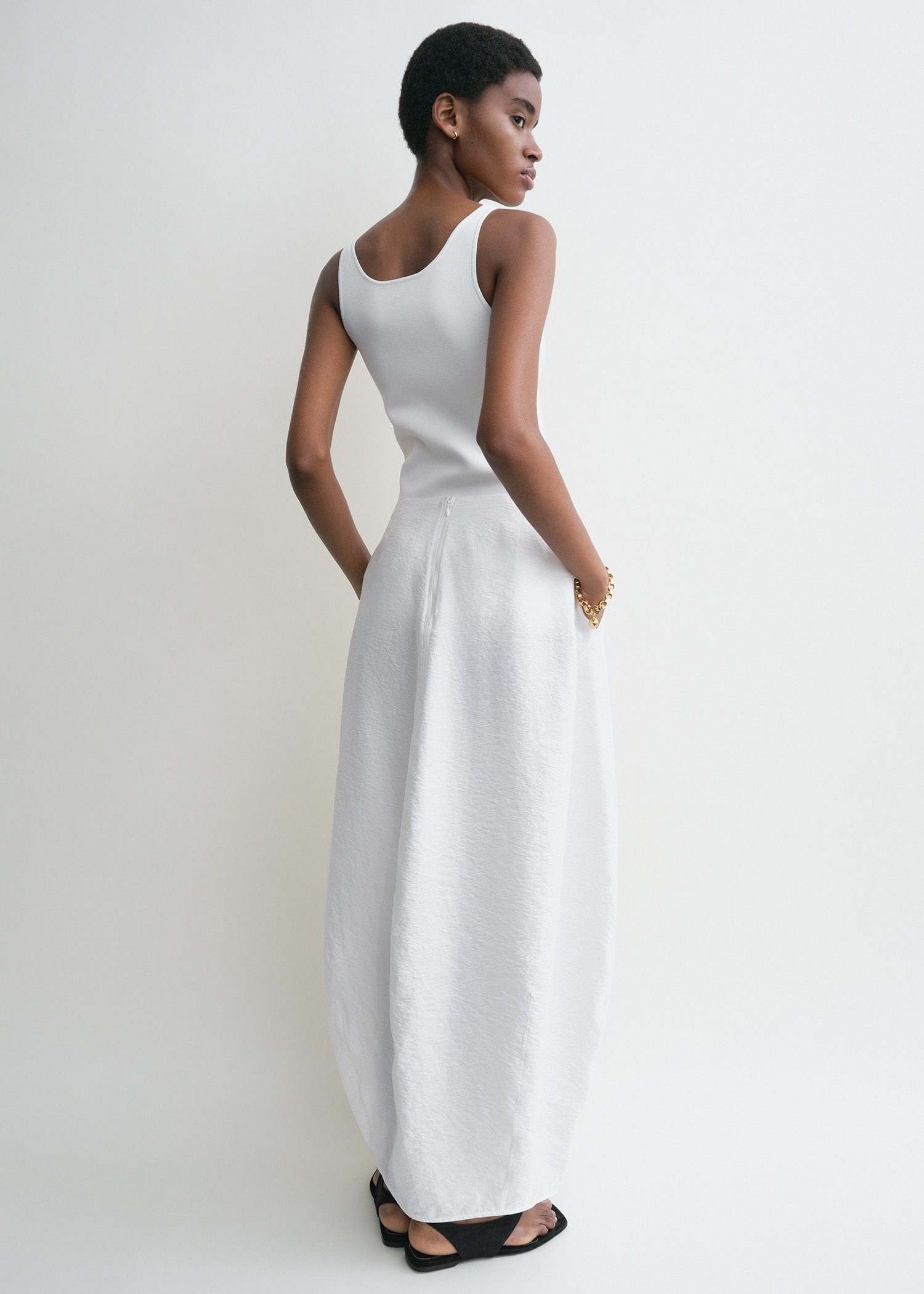 TOTEME 패러슈트 스커트 화이트의 화이트컬러 2번쨰 이미지입니다.