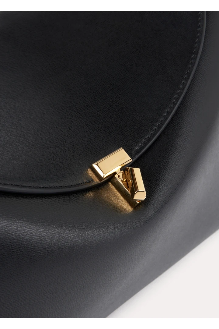 TOTEME 티-락 탑 핸들 블랙의 블랙컬러 3번쨰 이미지입니다.