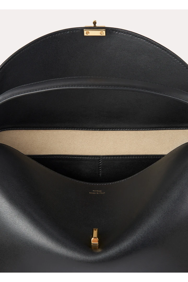 TOTEME 티-락 탑 핸들 블랙의 블랙컬러 4번쨰 이미지입니다.