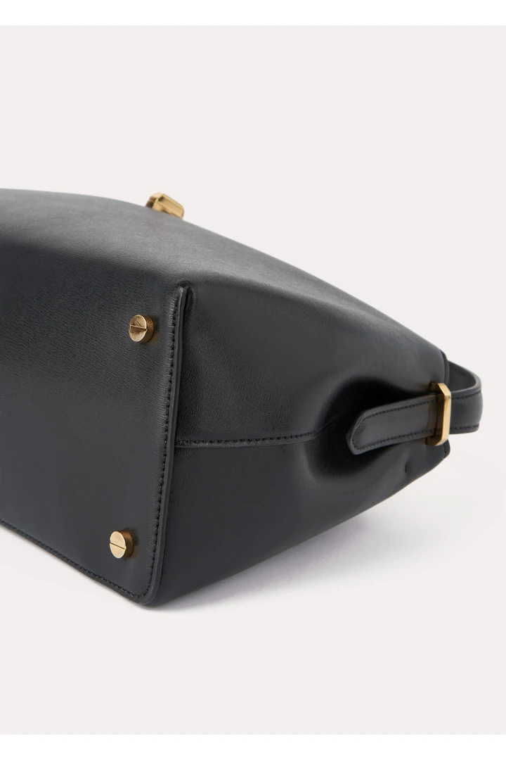 TOTEME 티-락 탑 핸들 블랙의 블랙컬러 6번쨰 이미지입니다.