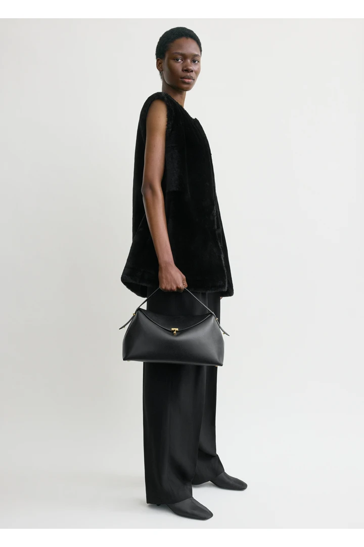 TOTEME 티-락 탑 핸들 블랙의 블랙컬러 1번쨰 이미지입니다.