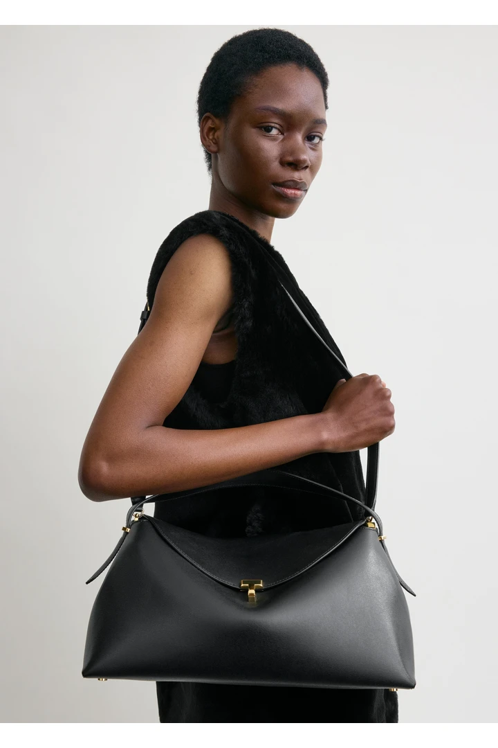 TOTEME 티-락 탑 핸들 블랙의 블랙컬러 2번쨰 이미지입니다.