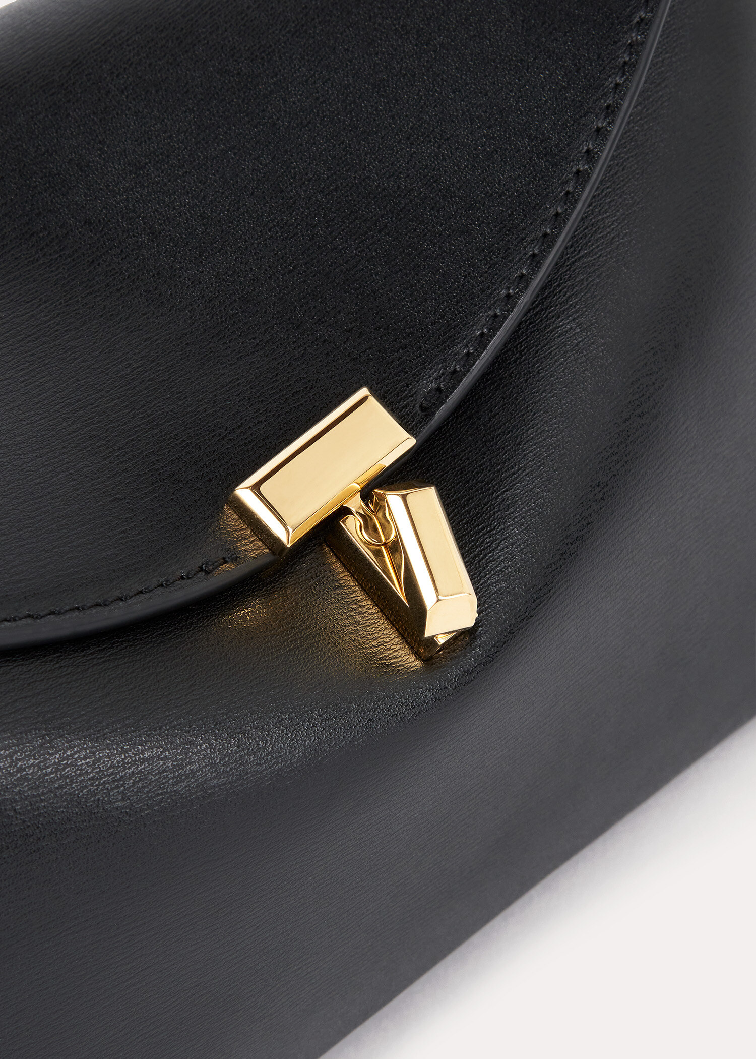 TOTEME 티-락 클러치 블랙의 블랙컬러 3번쨰 이미지입니다.