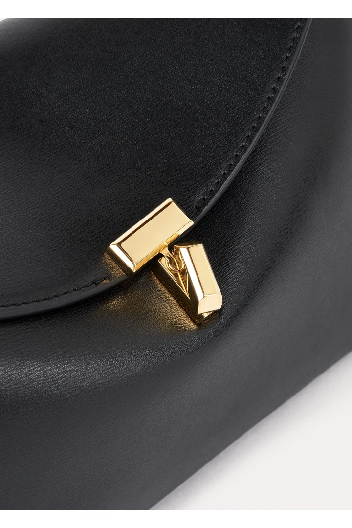 TOTEME 티-락 클러치 블랙의 블랙컬러 3번쨰 이미지입니다.