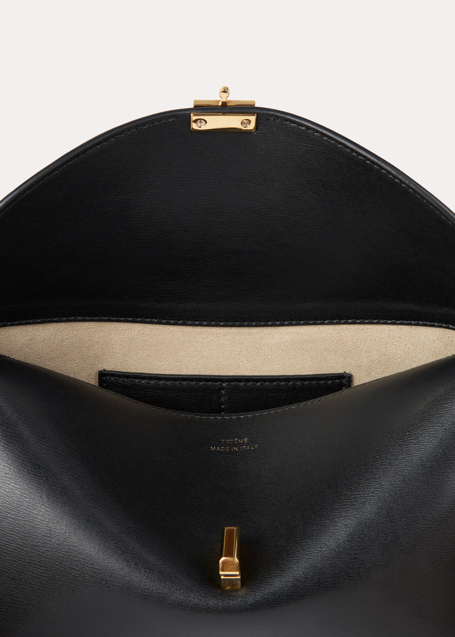 TOTEME 티-락 클러치 블랙의 블랙컬러 4번쨰 이미지입니다.