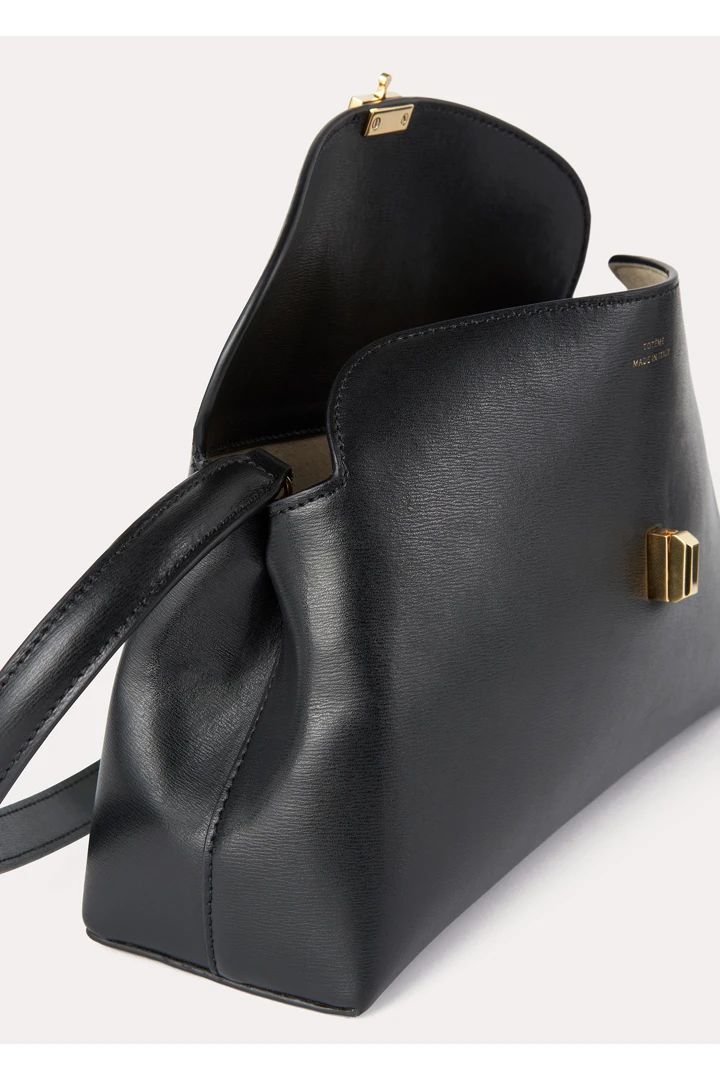 TOTEME 티-락 클러치 블랙의 블랙컬러 5번쨰 이미지입니다.