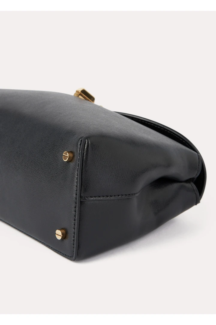TOTEME 티-락 클러치 블랙의 블랙컬러 6번쨰 이미지입니다.
