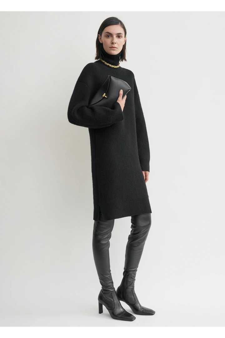 TOTEME 티-락 클러치 블랙의 블랙컬러 1번쨰 이미지입니다.