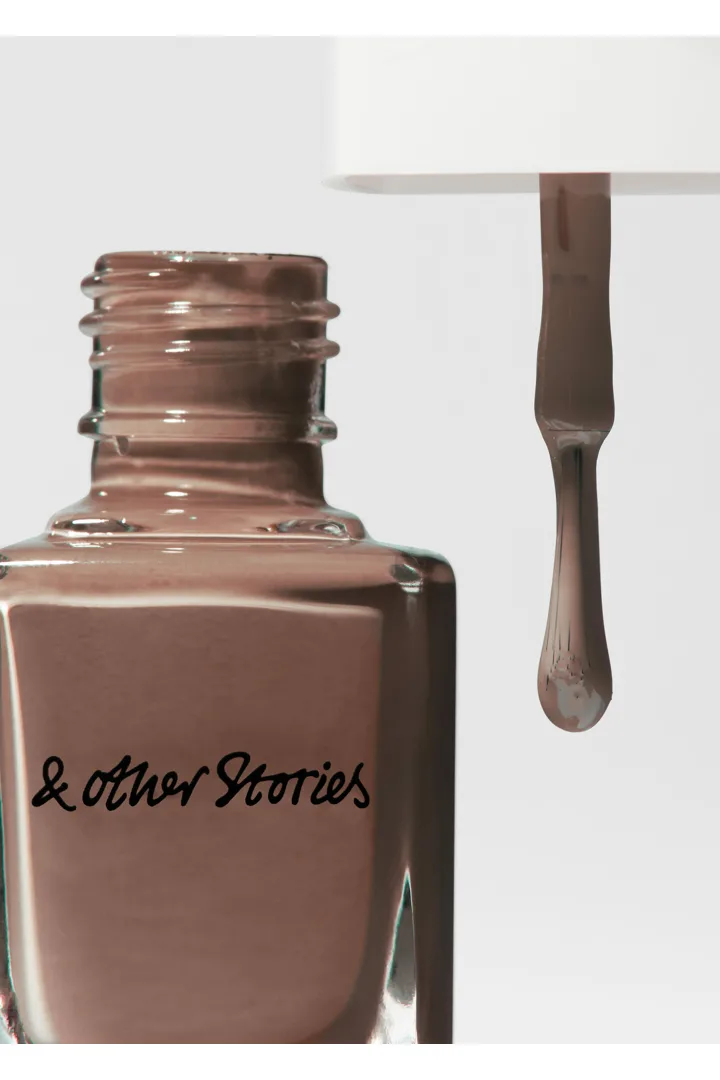 앤아더스토리즈 네일 컬러의 로스티드 월넛컬러 Detail입니다.