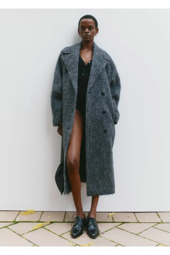 앤아더스토리즈 브러쉬드 울 블렌드 코트의 다크 그레이 멜란지컬러 ECOMLook입니다.