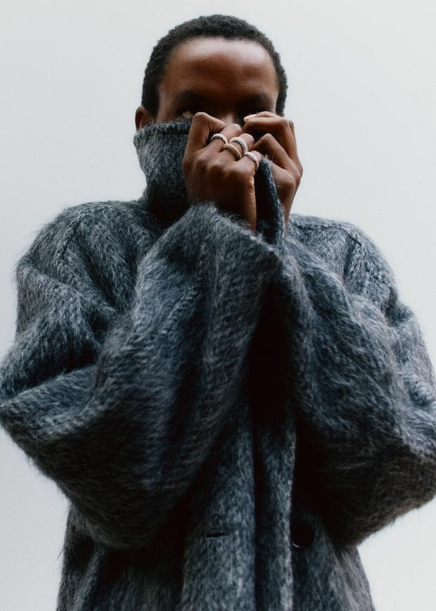 앤아더스토리즈 브러쉬드 울 블렌드 코트의 다크 그레이 멜란지컬러 ECOMLook입니다.