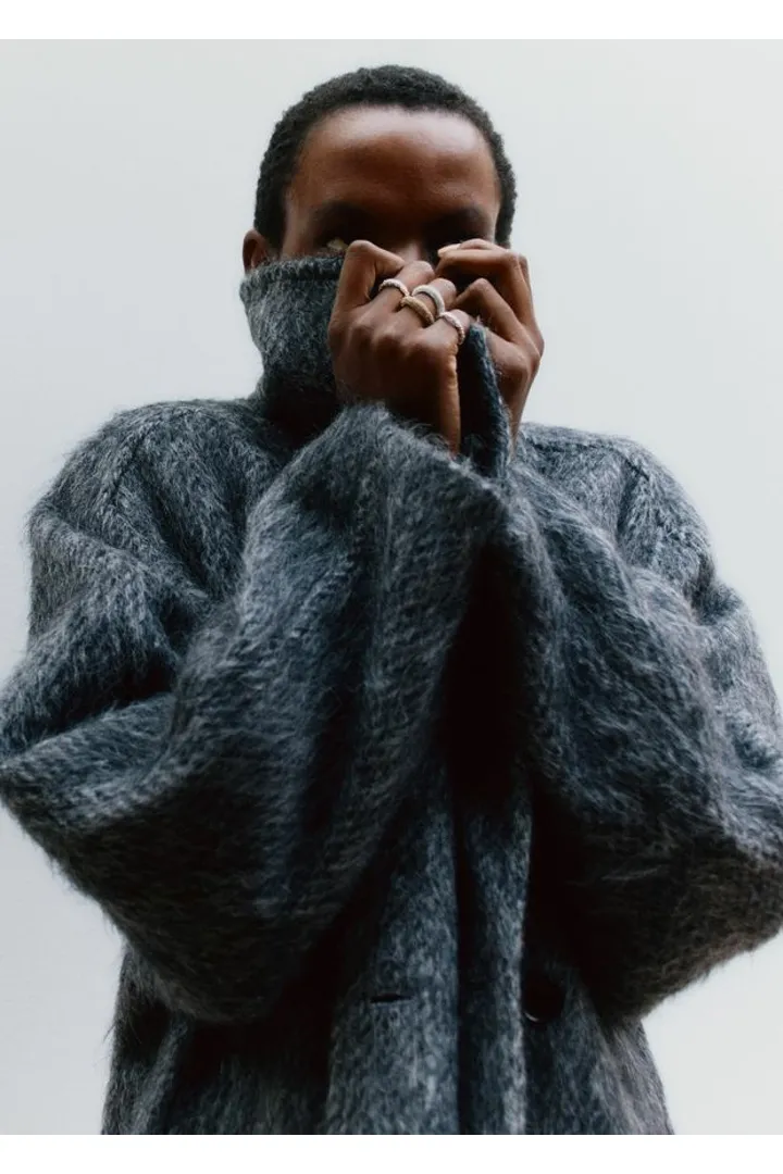 앤아더스토리즈 브러쉬드 울 블렌드 코트의 다크 그레이 멜란지컬러 ECOMLook입니다.