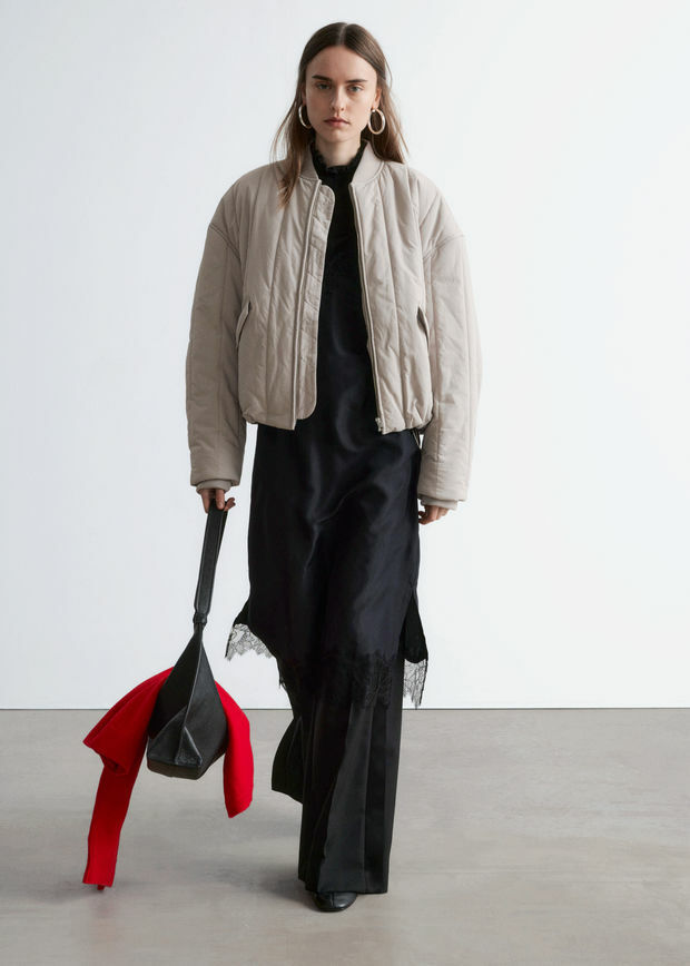 앤아더스토리즈 오버사이즈 봄버 자켓의 라이트 그레이지컬러 ECOMLook입니다.