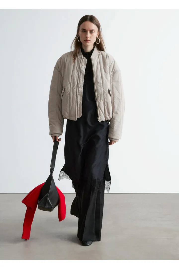 앤아더스토리즈 오버사이즈 봄버 자켓의 라이트 그레이지컬러 ECOMLook입니다.