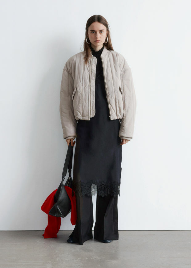 앤아더스토리즈 오버사이즈 봄버 자켓의 라이트 그레이지컬러 ECOMLook입니다.