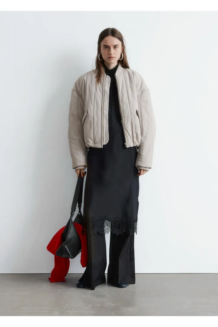 앤아더스토리즈 오버사이즈 봄버 자켓의 라이트 그레이지컬러 ECOMLook입니다.