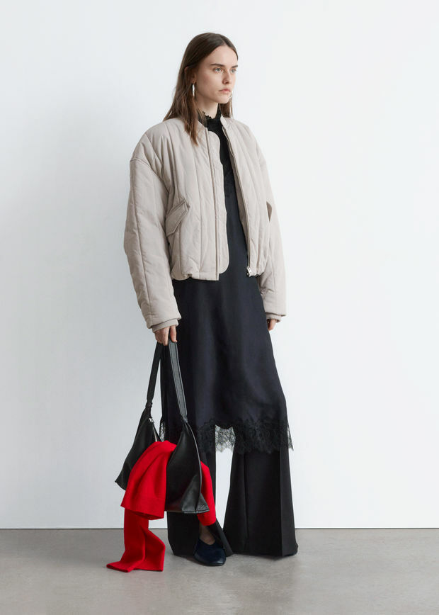 앤아더스토리즈 오버사이즈 봄버 자켓의 라이트 그레이지컬러 ECOMLook입니다.