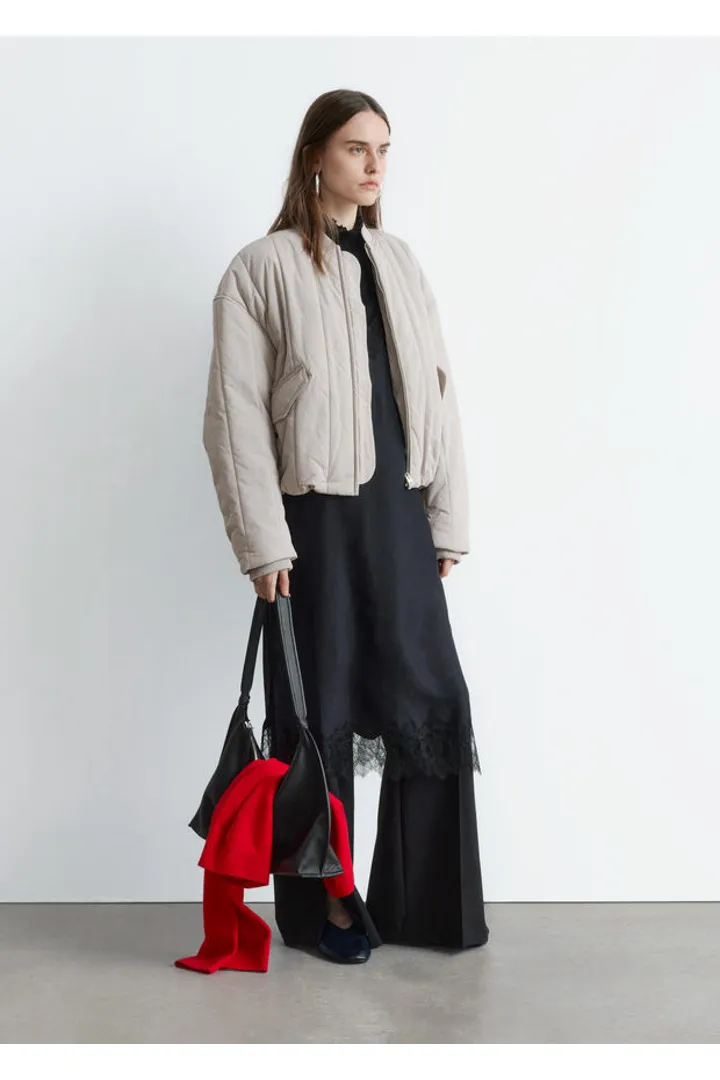 앤아더스토리즈 오버사이즈 봄버 자켓의 라이트 그레이지컬러 ECOMLook입니다.