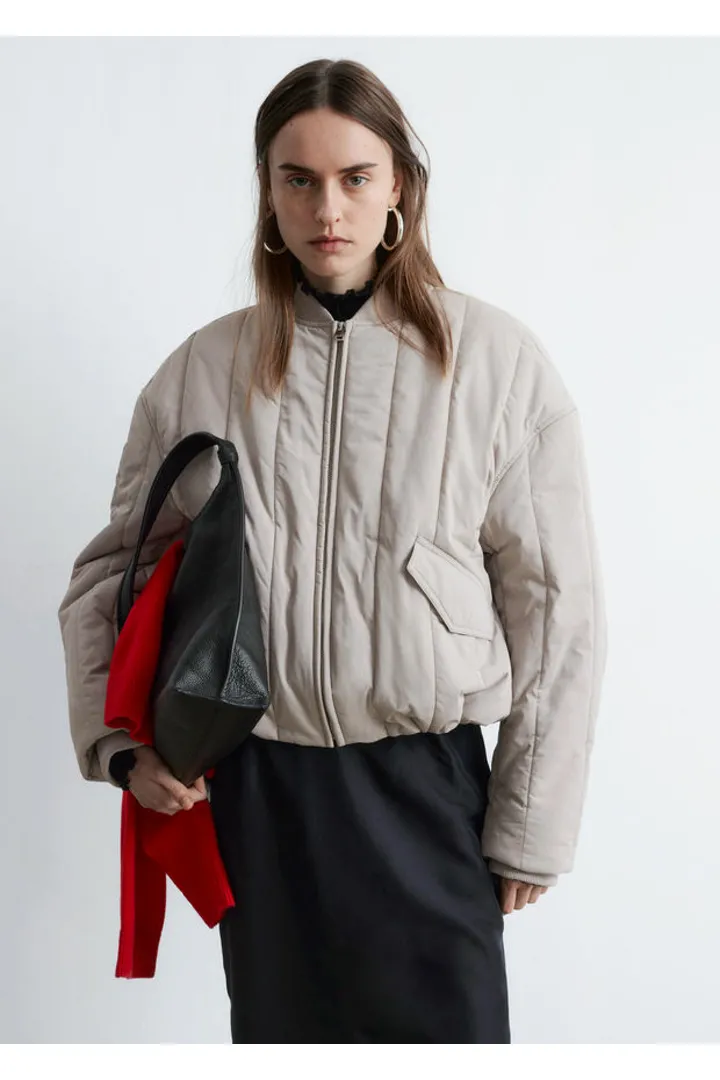 앤아더스토리즈 오버사이즈 봄버 자켓의 라이트 그레이지컬러 ECOMLook입니다.