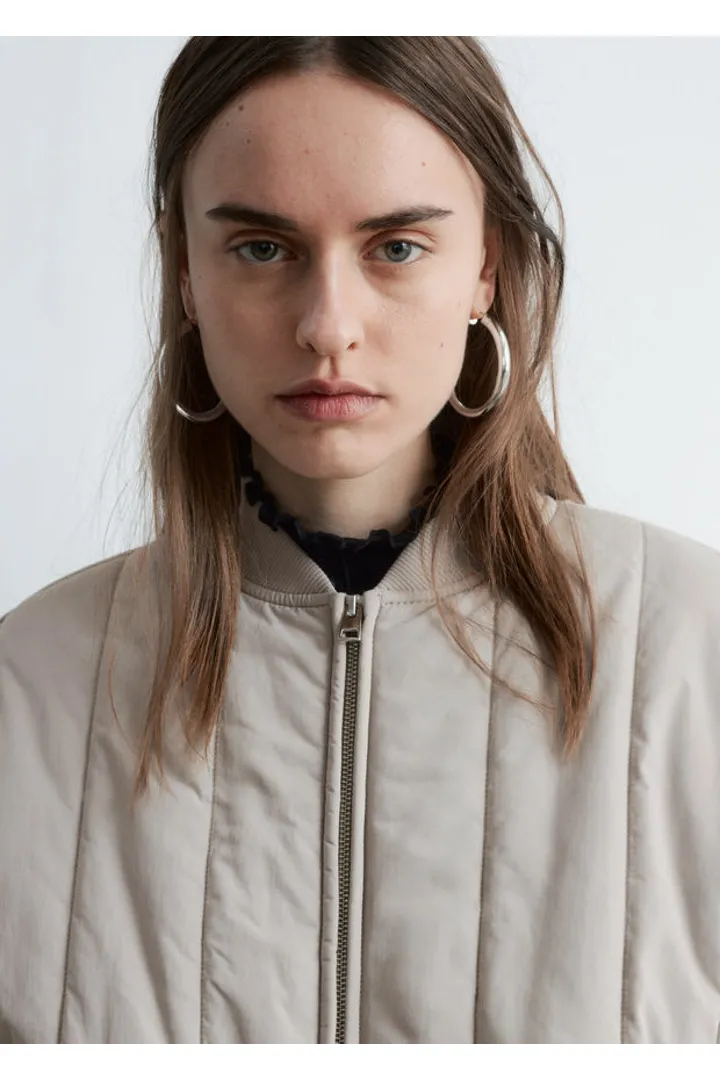 앤아더스토리즈 오버사이즈 봄버 자켓의 라이트 그레이지컬러 ECOMLook입니다.