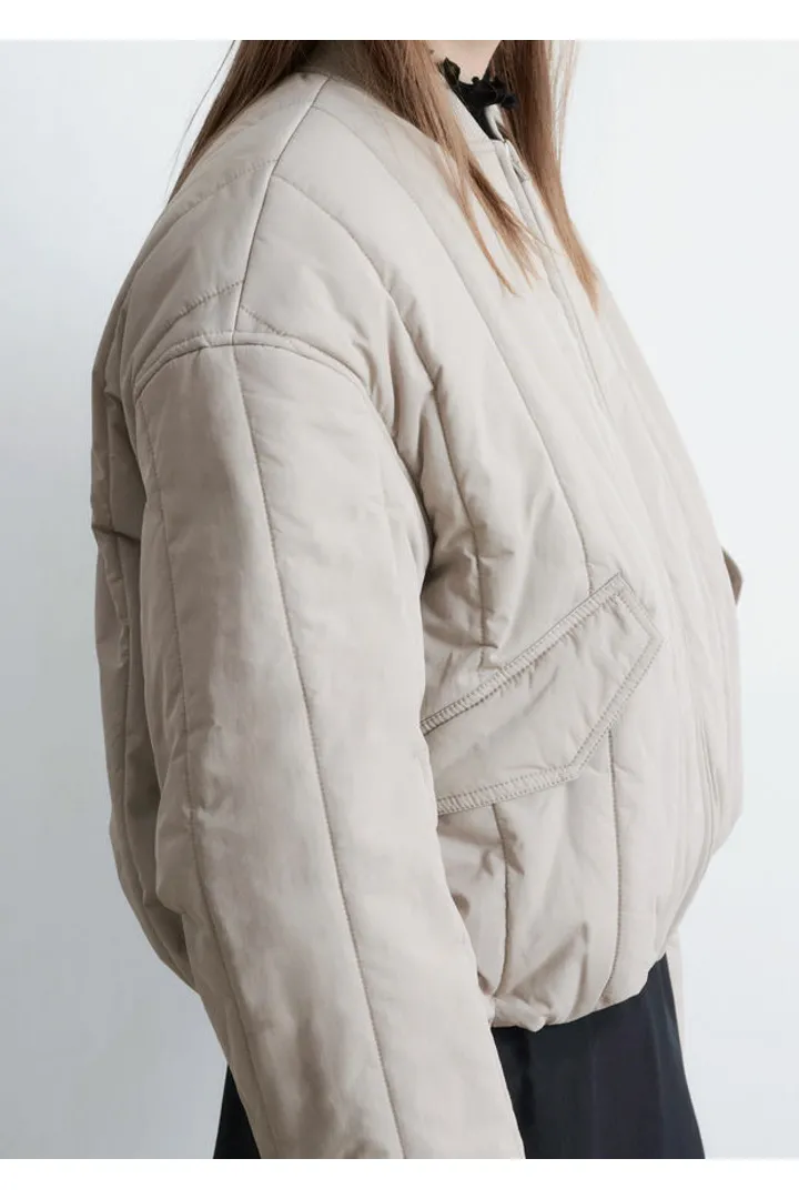 앤아더스토리즈 오버사이즈 봄버 자켓의 라이트 그레이지컬러 ECOMLook입니다.