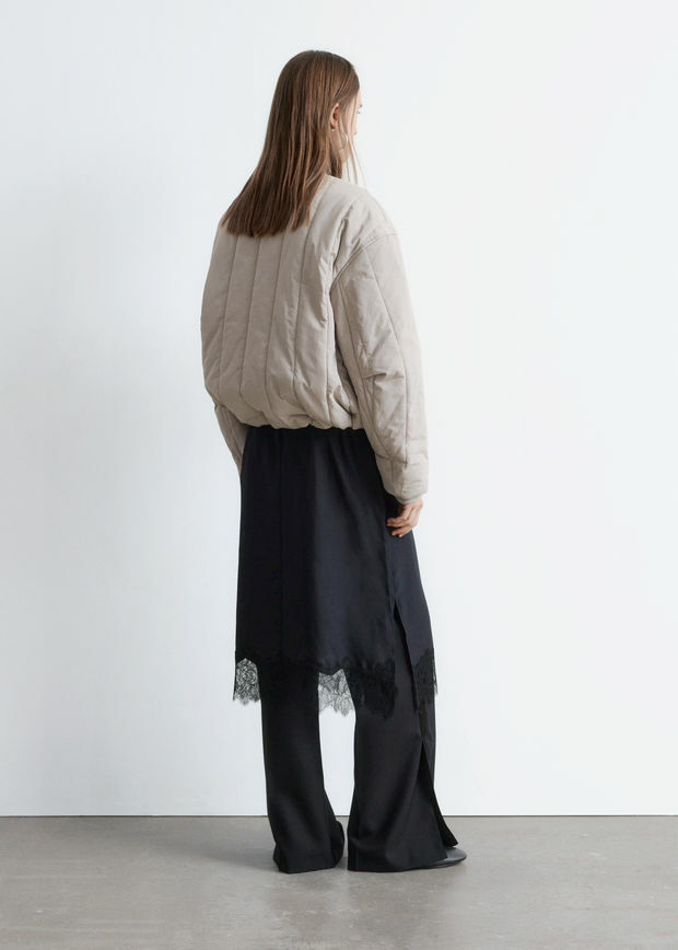 앤아더스토리즈 오버사이즈 봄버 자켓의 라이트 그레이지컬러 ECOMLook입니다.