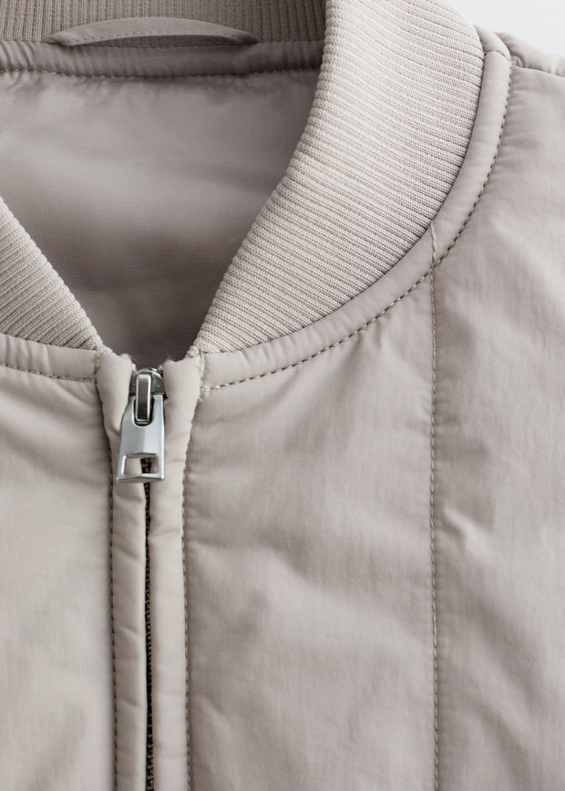 앤아더스토리즈 오버사이즈 봄버 자켓의 라이트 그레이지컬러 Detail입니다.