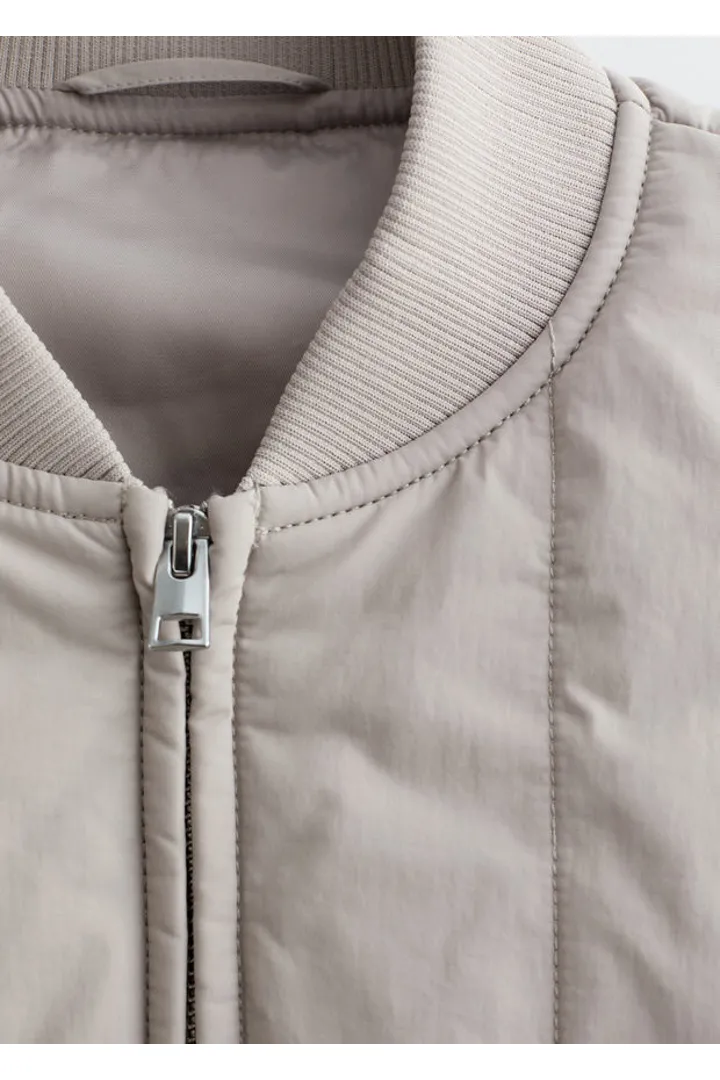 앤아더스토리즈 오버사이즈 봄버 자켓의 라이트 그레이지컬러 Detail입니다.