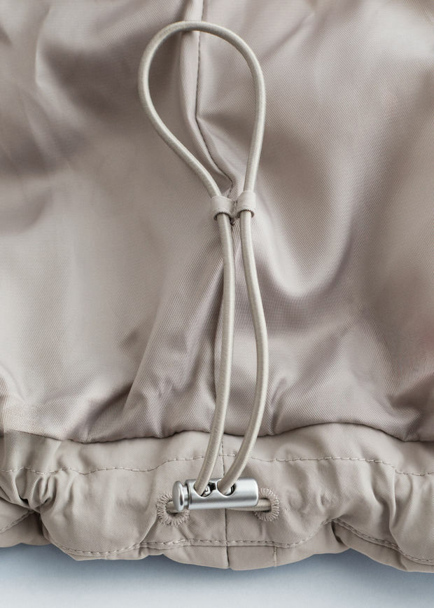 앤아더스토리즈 오버사이즈 봄버 자켓의 라이트 그레이지컬러 Detail입니다.