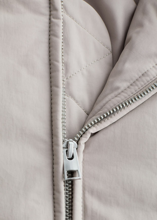 앤아더스토리즈 오버사이즈 봄버 자켓의 라이트 그레이지컬러 Detail입니다.