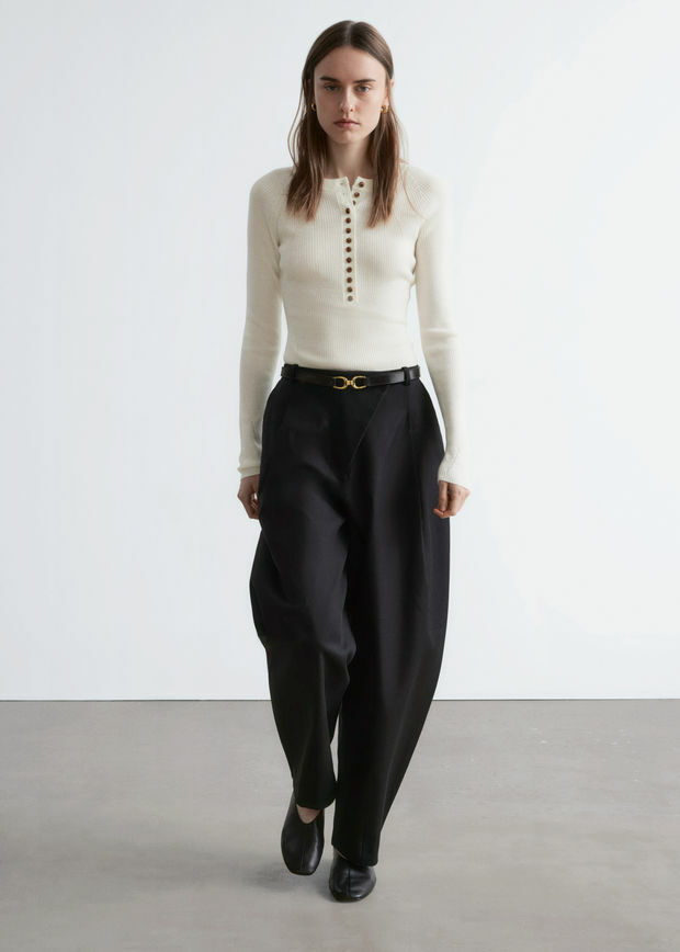 앤아더스토리즈 하프 플라켓 메리노 울 탑의 크림컬러 ECOMLook입니다.