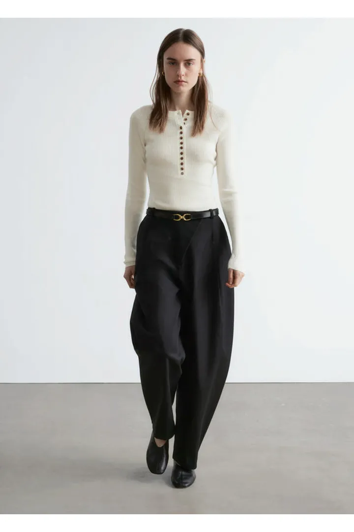 앤아더스토리즈 하프 플라켓 메리노 울 탑의 크림컬러 ECOMLook입니다.