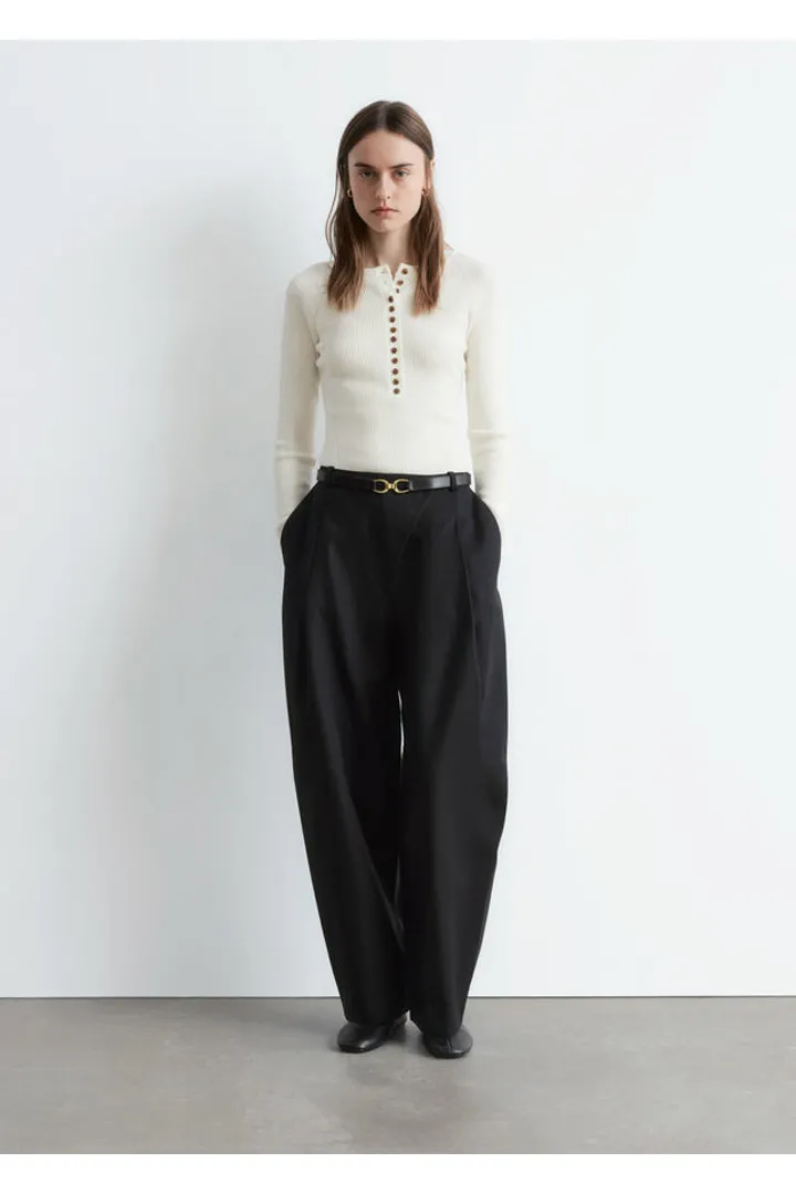 앤아더스토리즈 하프 플라켓 메리노 울 탑의 크림컬러 ECOMLook입니다.