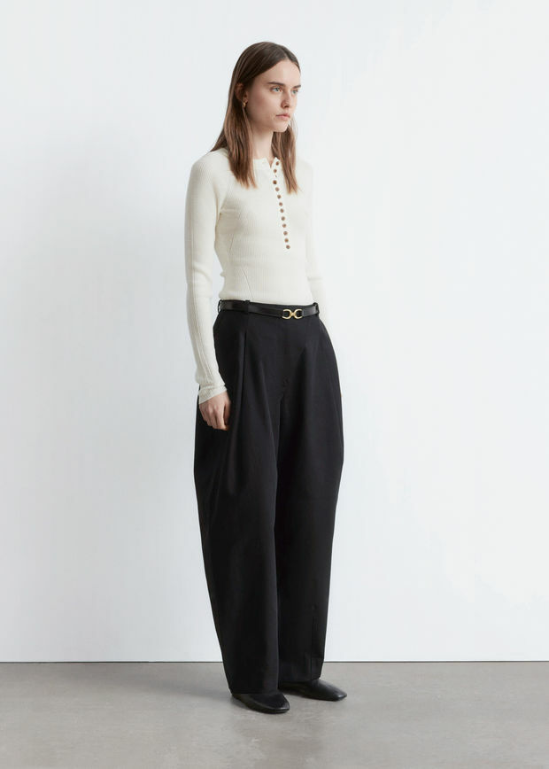 앤아더스토리즈 하프 플라켓 메리노 울 탑의 크림컬러 ECOMLook입니다.