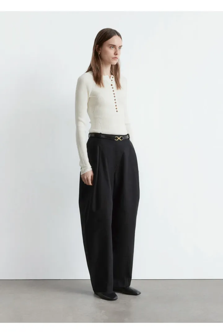 앤아더스토리즈 하프 플라켓 메리노 울 탑의 크림컬러 ECOMLook입니다.