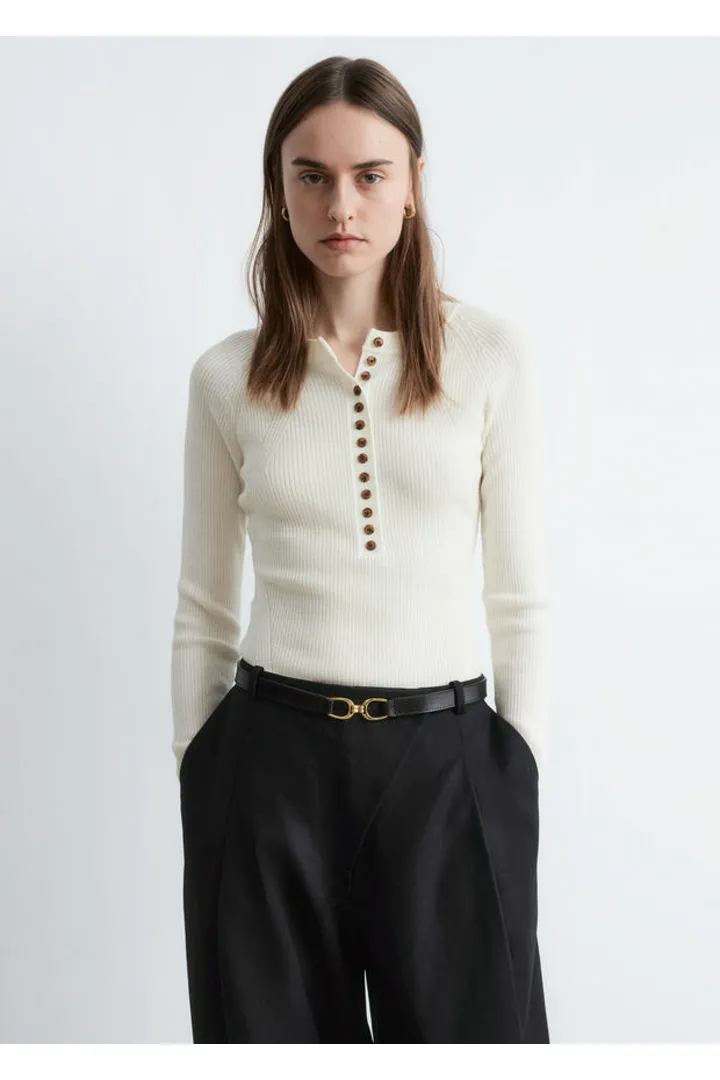 앤아더스토리즈 하프 플라켓 메리노 울 탑의 크림컬러 ECOMLook입니다.