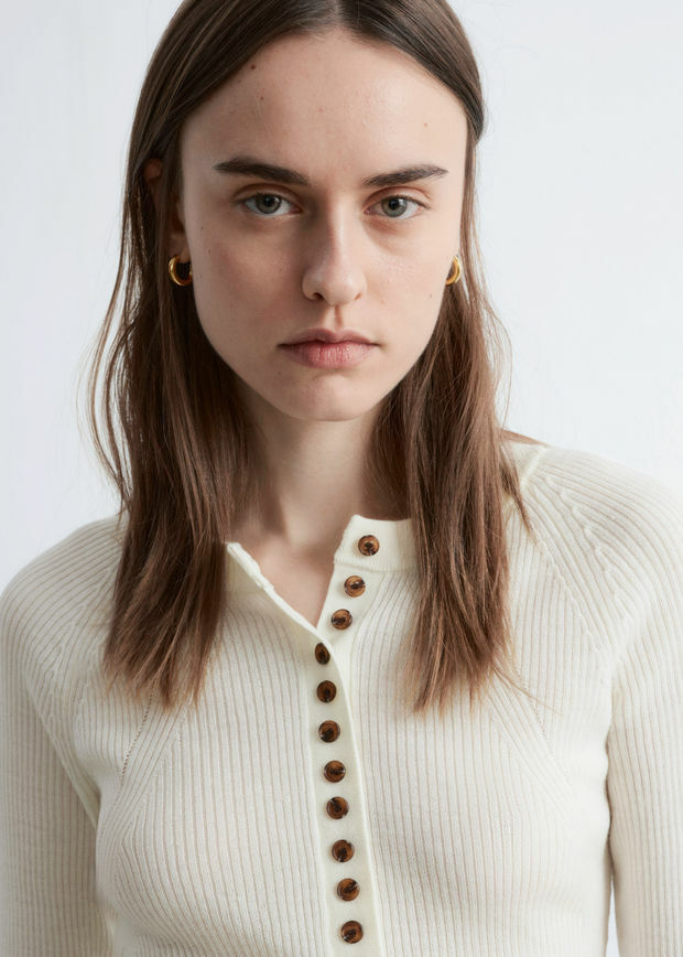 앤아더스토리즈 하프 플라켓 메리노 울 탑의 크림컬러 ECOMLook입니다.