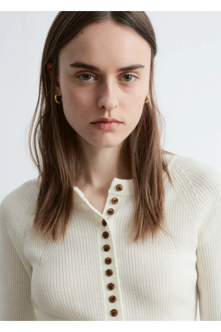 앤아더스토리즈 하프 플라켓 메리노 울 탑의 크림컬러 ECOMLook입니다.