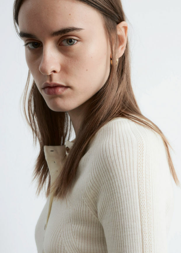 앤아더스토리즈 하프 플라켓 메리노 울 탑의 크림컬러 ECOMLook입니다.