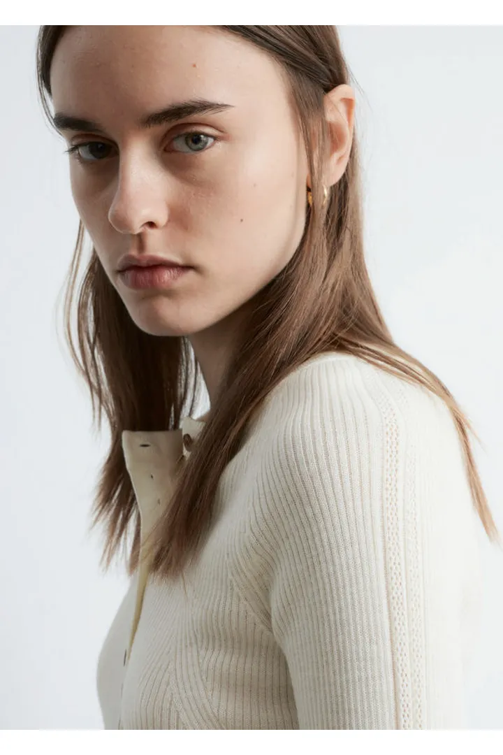 앤아더스토리즈 하프 플라켓 메리노 울 탑의 크림컬러 ECOMLook입니다.